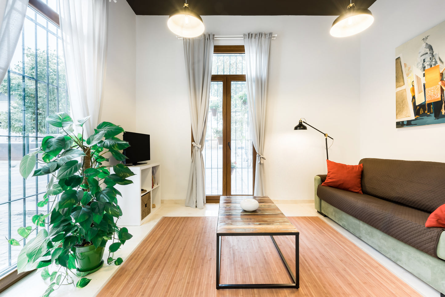 Descubre la luz de Cádiz desde este estiloso apartamento en pleno centro
