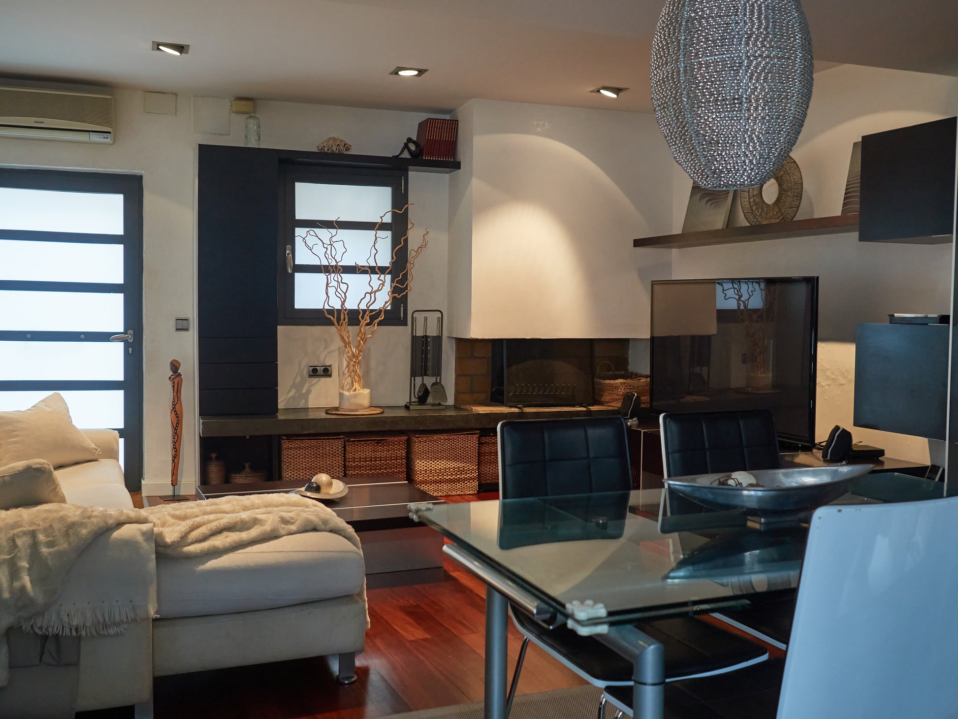 Casa con piscina, jardín,parking y bien comunicada