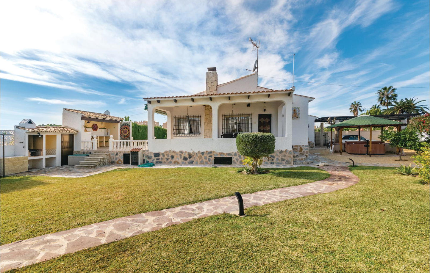 Casa con un hermoso jardín y una gran piscina en Alicante - Main Image