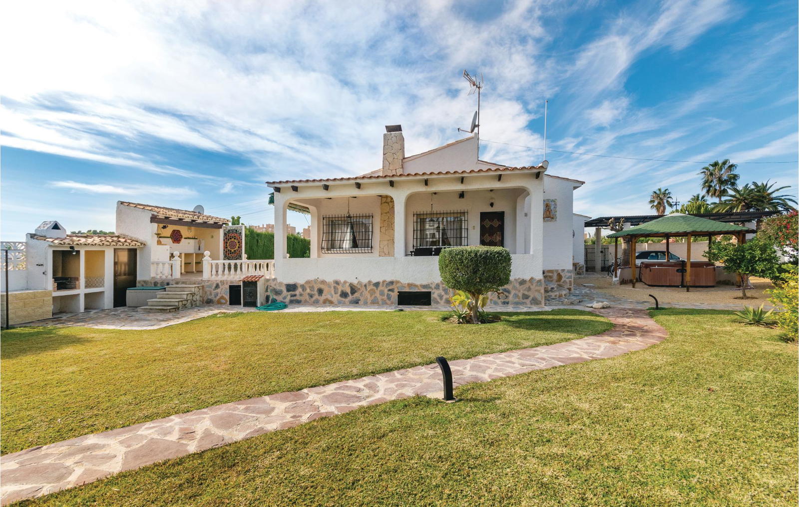 Casa con un hermoso jardín y una gran piscina en Alicante - Main Image